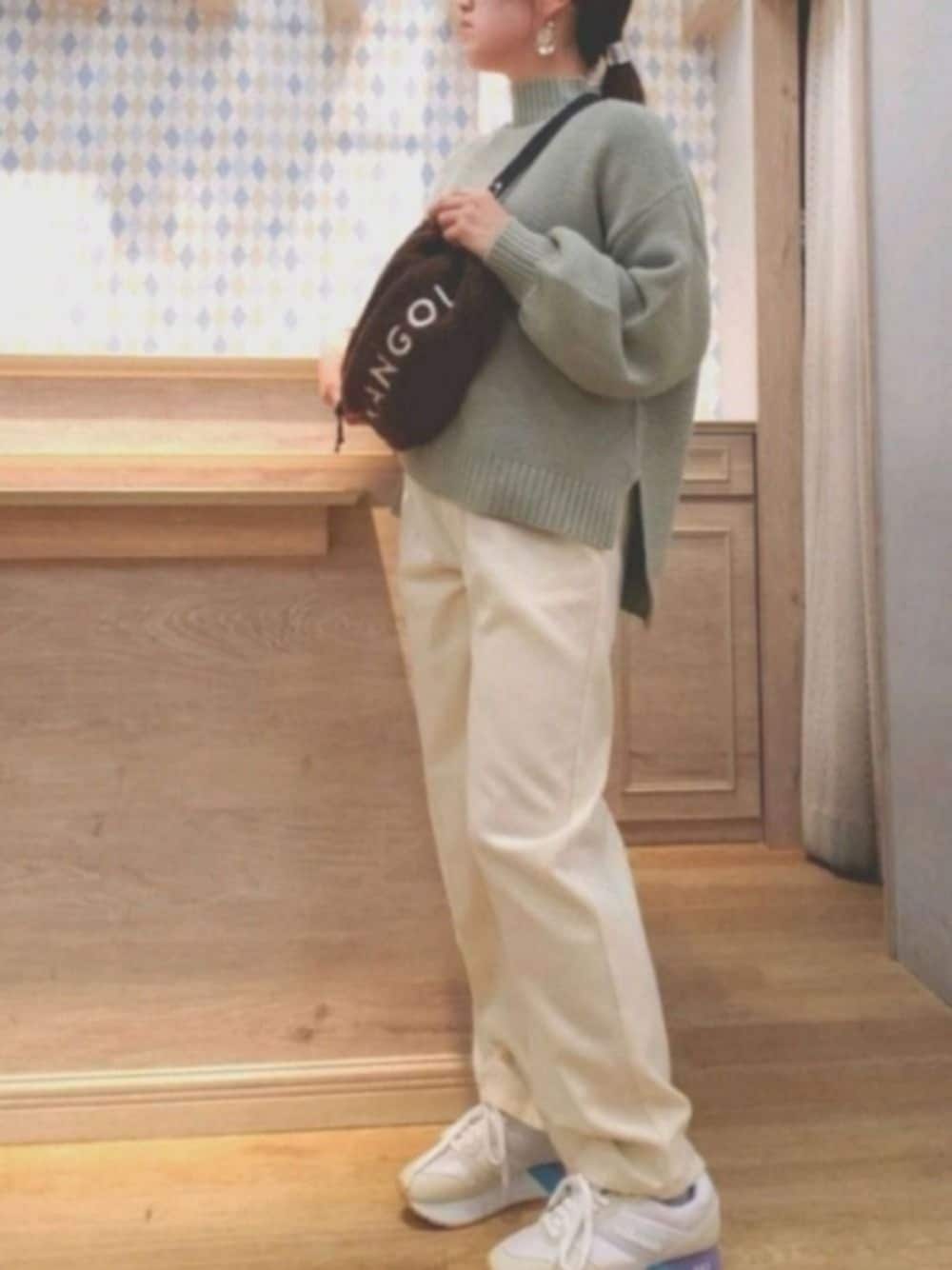 「スニーカー、秋冬コーデ、ニット、KANGOL、earth music&ecology、ワイドパンツ、白、ママコーデ、ラクチンコーデ、ウエストポーチ」｜「earth music&ecologyのミルクティーワイドパンツ（その他パンツ、ホワイト系）」を使った、Yukoさん（レディース・154cm）の秋コーディネートの1枚目の写真
