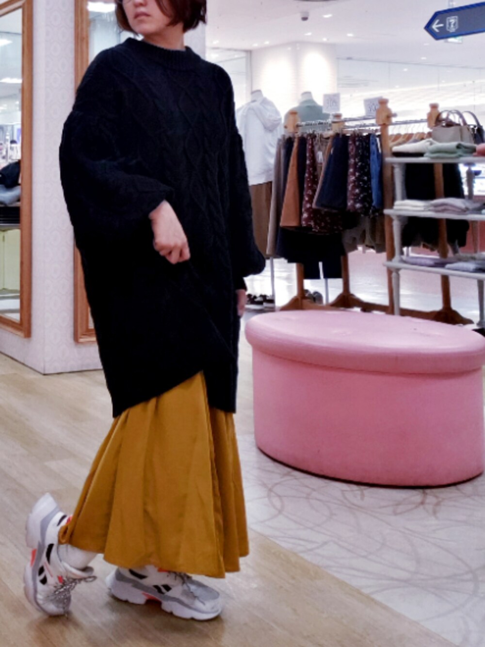 「秋のコーデ、カジュアル、オトナ女子、ootd、スニーカーコーデ、オーバーサイズ、ケーブルニット、低身長、ロングスカート、ママコーデ」｜「earth music&ecologyのボリューム袖ケーブルニットワンピース（ワンピース、ブラック系）」を使った、Yukoさん（レディース・154cm）の秋コーディネートの1枚目の写真