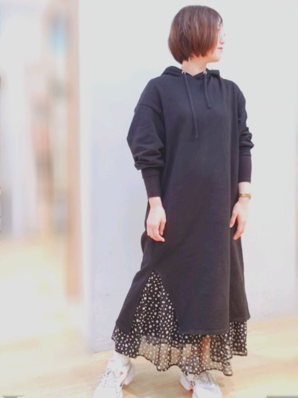「秋冬コーデ、オトナカジュアル、おしゃれさんと繋がりたい、ゆるコーデ、大人コーデ、低身長、ロングワンピース、スウェット、ootd」｜「earth music&ecologyのアイテム（ワンピース/ドレス、ブラック系）」を使った、Yukoさん（レディース・154cm）の秋コーディネートの1枚目の写真