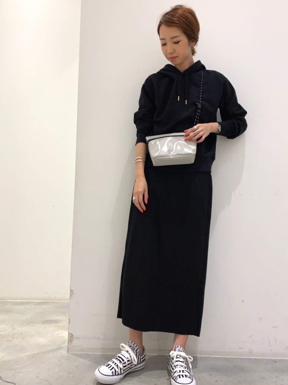「ワントーンコーデ、シンプル、ブラック、パーカー、タイトスカート、ユニセックス、サコッシュ、converse、KOE、KOE岡山」｜「koeのコンパクトパーカー（パーカー、ブラック系）」を使った、kayaさん（レディース・160cm）の春コーディネートの1枚目の写真