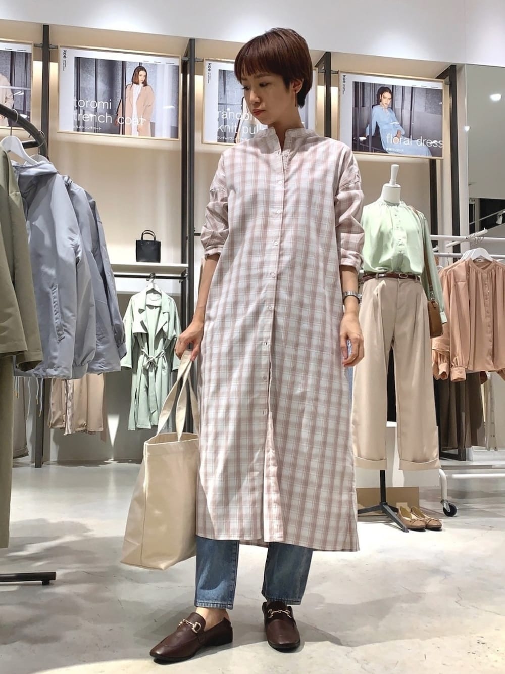 「春コーデ、シャツワンピ、バンドカラー、大人コーデ、レイヤードスタイル、デニムスタイル、大人カジュアル、ootd、エコバッグ、チェックシャツ」｜「koeの【2020春夏】バンドカラーシャツワンピース *（シャツワンピース、その他）」を使った、kayaさん（レディース・160cm）の冬コーディネートの1枚目の写真