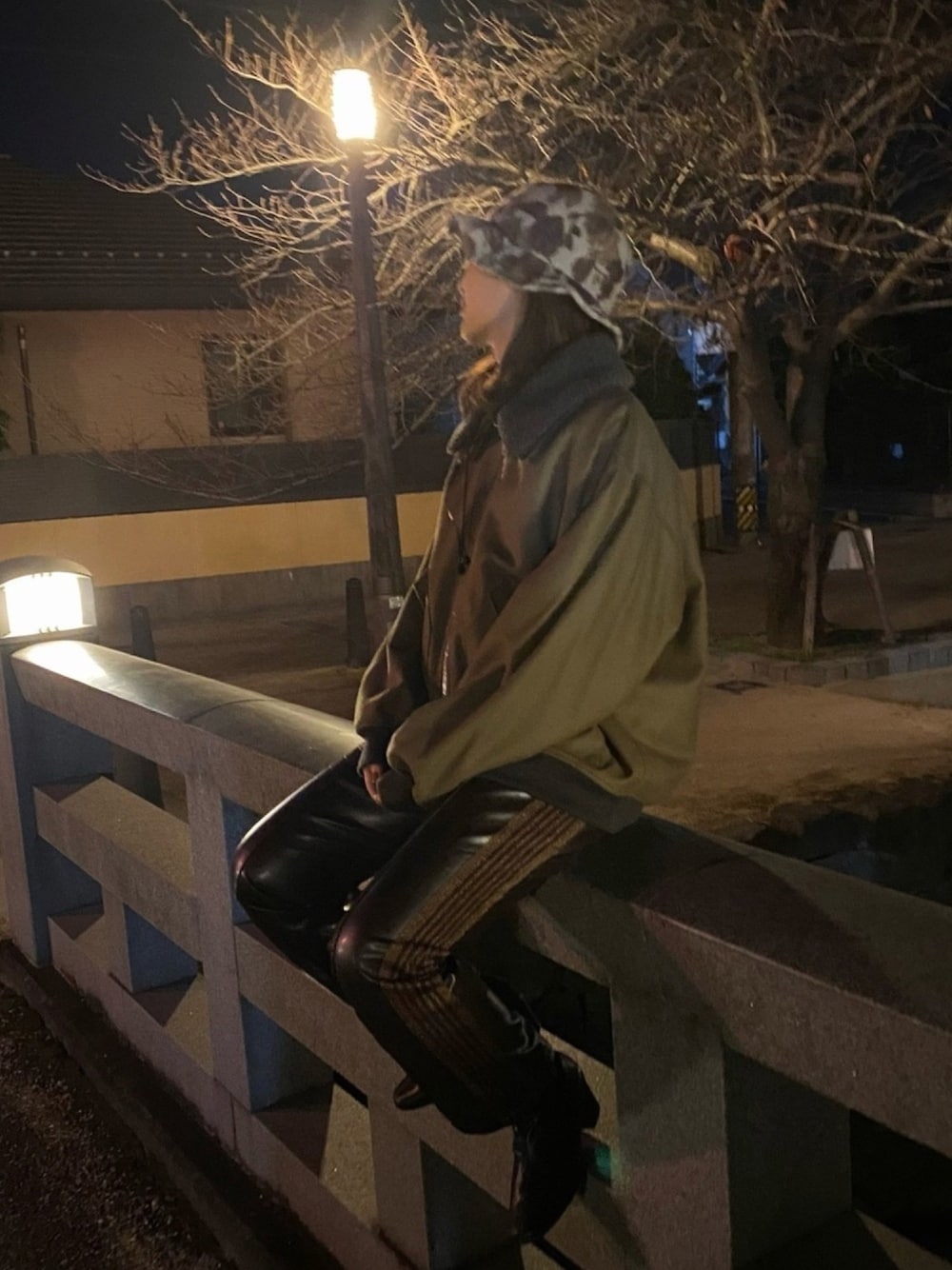 「年末WEAR感謝祭、冬コーデ、ootd、NEEDLES、ナローパンツ、ブーツ、カーキ、おしゃれさんと繋がりたい、いいね、save、フォローお願いします🤑、マイベストコーデ2020」｜「NeedlesのNALLOW TRACK PANT FAUX LTHR（パンツ、ブラウン系）」を使った、lisaさん（レディース・164cm）の冬コーディネートの1枚目の写真