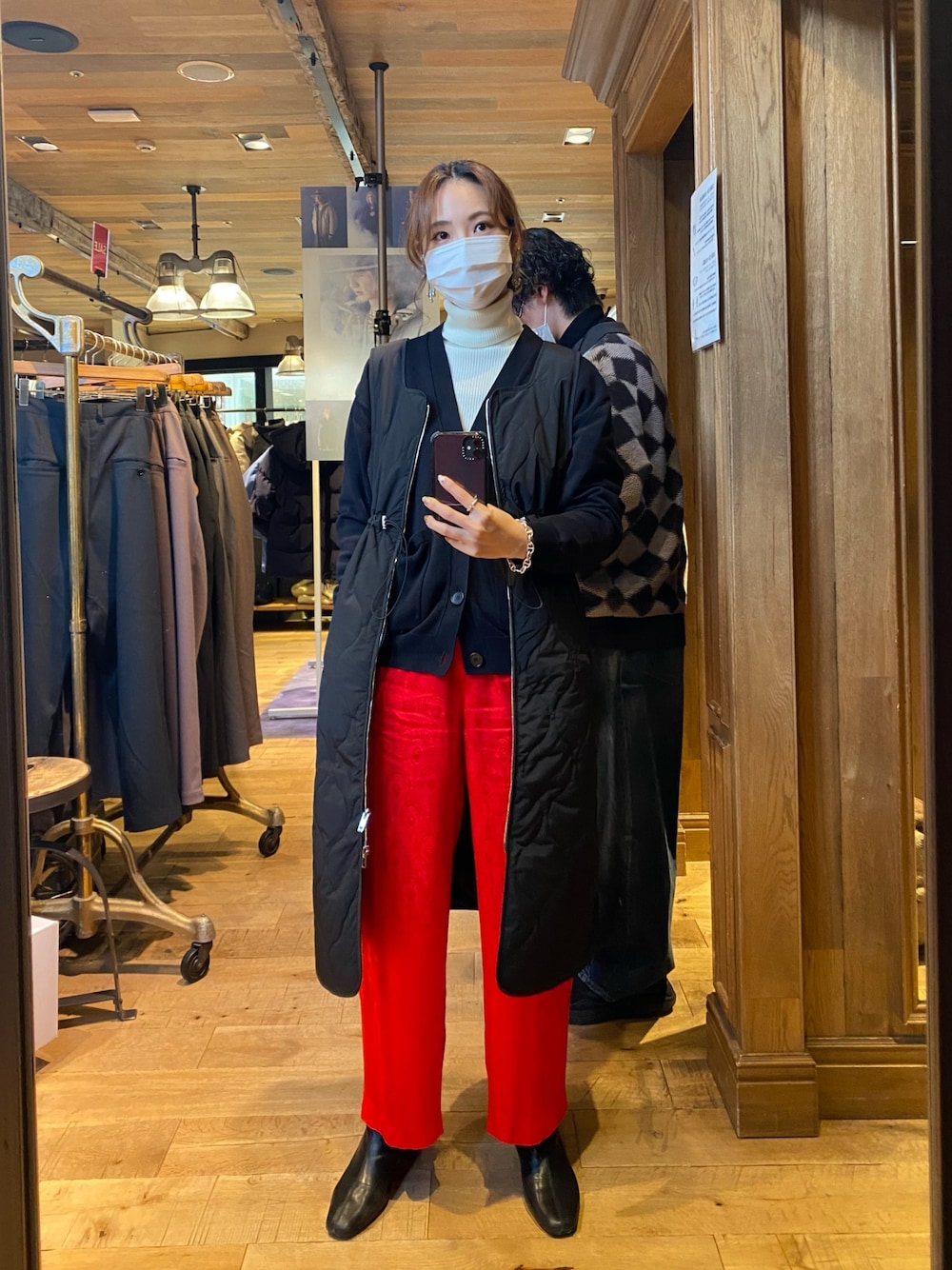 「冬コーデ、赤パンツ、いいね、save、フォローお願いします🤑、ブーツ、レイヤードスタイル、キルティング、休日スタイル、白ニット、おしゃれさんと繋がりたい」｜「NOISE MAKERのPeacock pattern Wide pants/クジャク柄ジャガード織ワイドパンツ（その他パンツ、レッド系）」を使った、lisaさん（レディース・164cm）の冬コーディネートの1枚目の写真