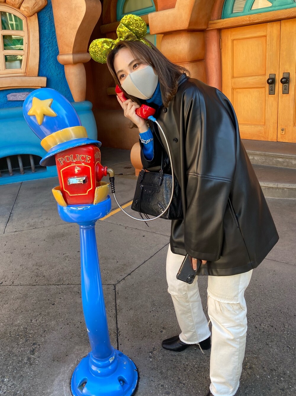 「休日スタイル、レザージャケット、ディズニー、カラーニット、きれいめカジュアル、ブーツ、白パンツ、おしゃれさんと繋がりたい、いいね、save、フォローお願いします🤑、シンプルコーデ」｜「MAISON SPECIALのリメイクライクテーパードデニムパンツ【MAISON SPECIAL/メゾンスペシャル】■セットアップ対応■（デニムパンツ、ホワイト系）」を使った、lisaさん（レディース・164cm）の冬コーディネートの1枚目の写真