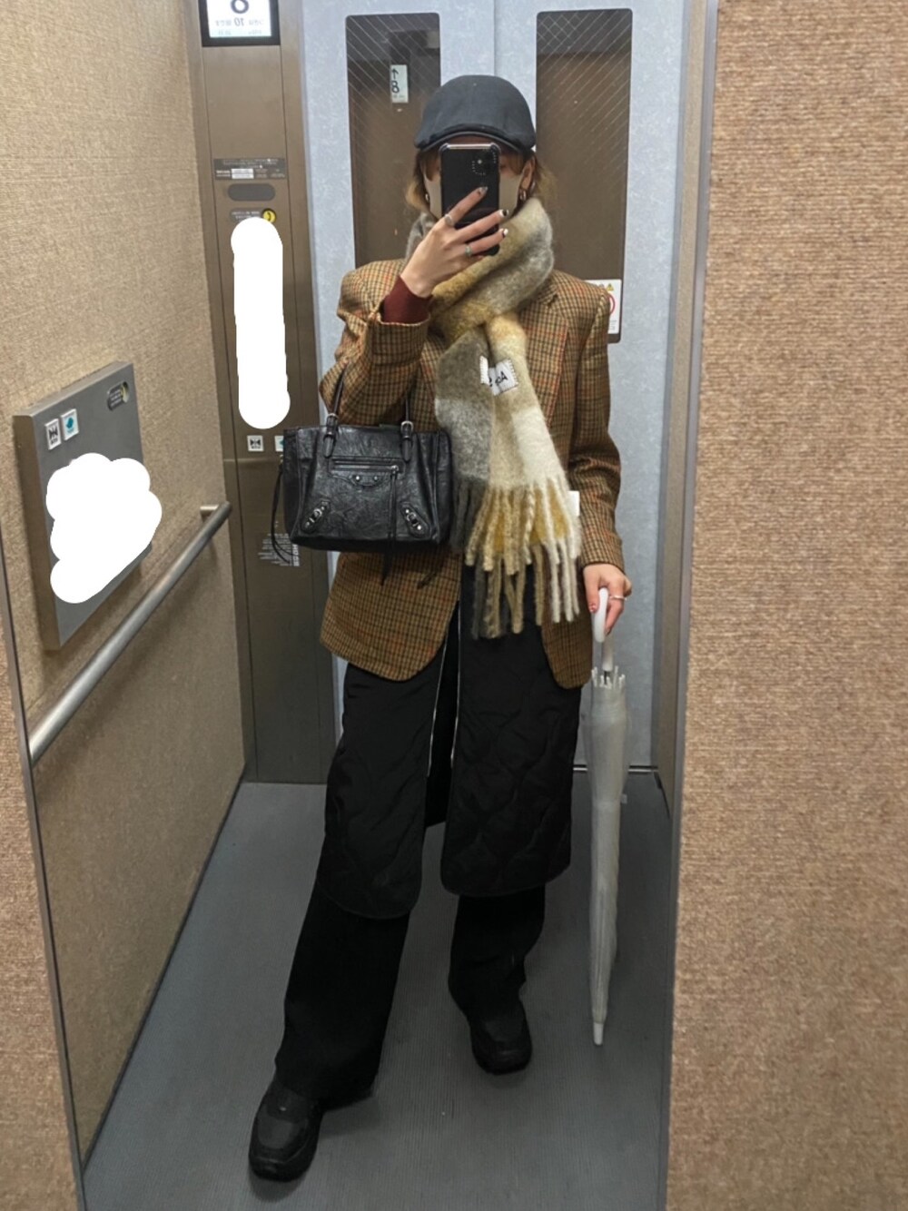 「チェック、ジャケット、今日のコーデ、いいね、save、フォローお願いします🤑、レイヤードスタイル、スニーカー、フレアパンツ、ゆるコーデ、雨の日コーデ、古着」｜「Acne Studiosのアイテム（マフラー、イエロー系）」を使った、lisaさん（レディース・164cm）の冬コーディネートの1枚目の写真