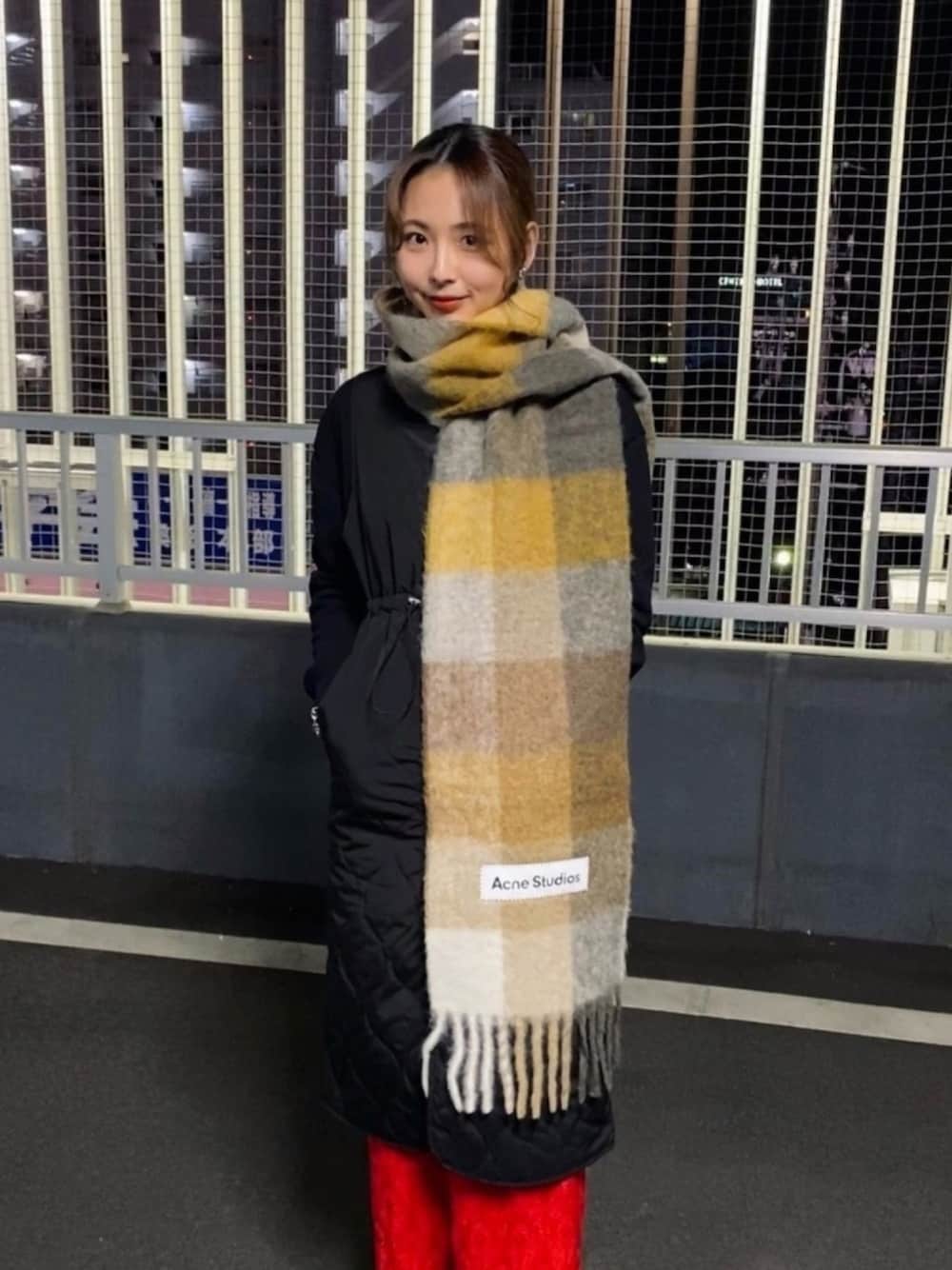 「マフラー、いいね、save、フォローお願いします🤑、ACNE、今日のコーデ、カラーパンツ、2020AW、メンズライク、休日スタイル、あったかコーデ、ジャンパースカート」｜「ACNEのアイテム（マフラー、イエロー系）」を使った、lisaさん（レディース・164cm）の冬コーディネートの1枚目の写真