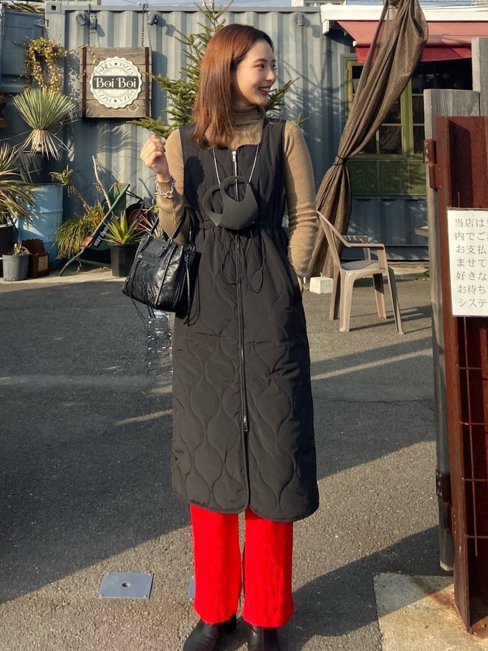 「カラーパンツ、春コーデ、ジャンパースカート、マスクストラップ、いいね、save、フォローお願いします🤑、赤、柄パンツ、大人カジュアル、パンツスタイル、シンプル」｜「haushcaのアイテム（ジャンパースカート、ブラック系）」を使った、lisaさん（レディース・164cm）の冬コーディネートの1枚目の写真