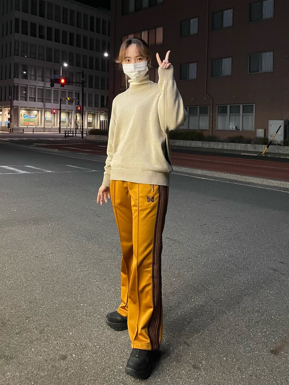 「お洒落さんとつながりたい、ベージュ、いいね、save、フォローお願いします🤑、ユニクロ、スニーカー、トラックパンツ、ニット、春コーデ、パンツスタイル、メンズライク」｜「NeedlesのTRACK PANT（パンツ、イエロー系）」を使った、lisaさん（レディース・164cm）の冬コーディネートの1枚目の写真