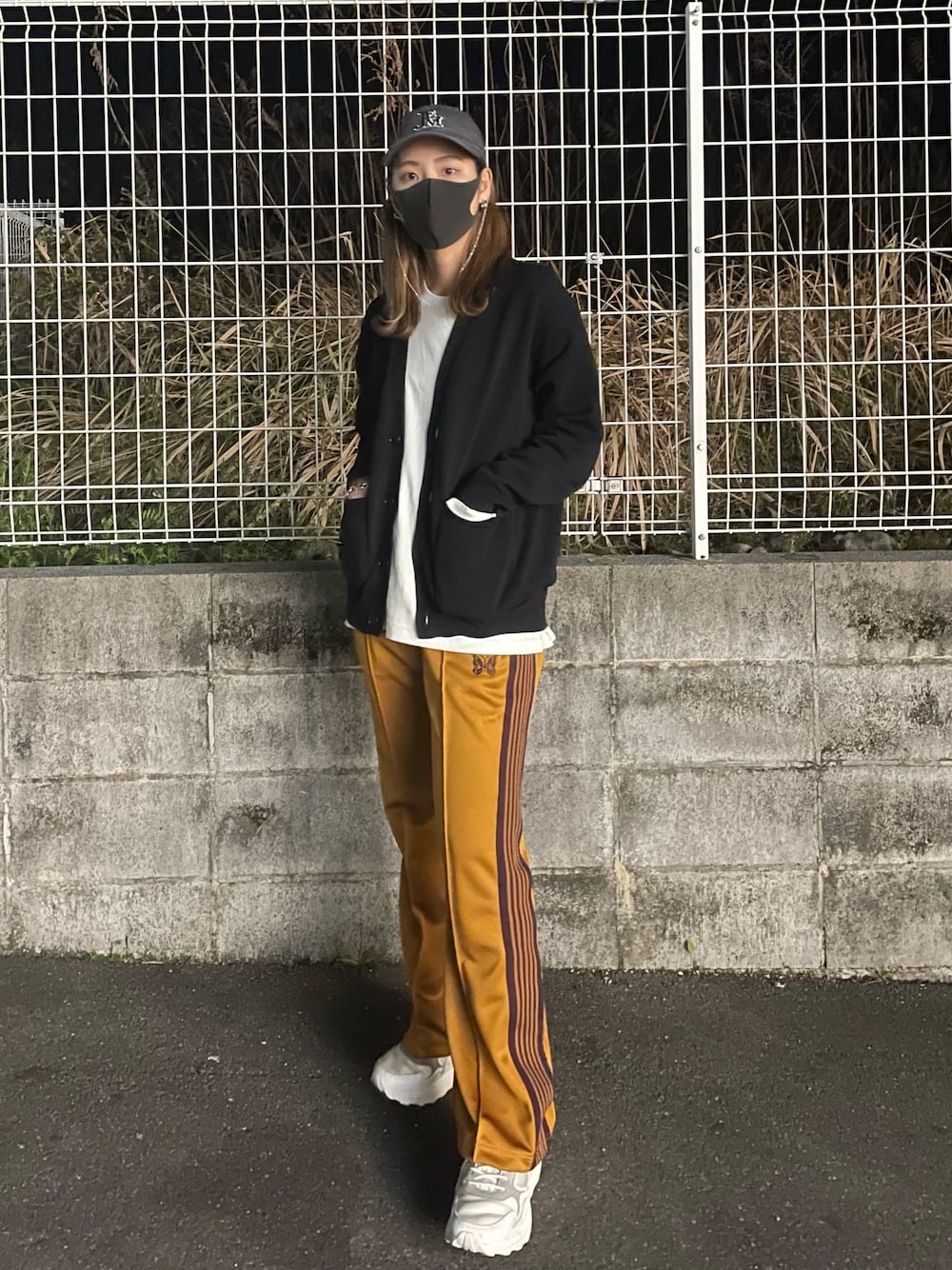 「お洒落さんとつながりたい、いいね、save、フォローお願いします🤑、Juemi、スニーカーコーデ、カラーパンツ、トラックパンツ、春コーデ、シンプル」｜「NeedlesのTRACK PANT（パンツ、イエロー系）」を使った、lisaさん（レディース・164cm）の春コーディネートの1枚目の写真