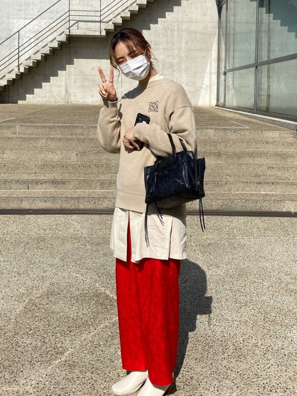 「春めきシューズ、春コーデ、ベージュ、ニット、いいね、save、フォローお願いします🤑、レイヤードスタイル、柄パンツ、白ブーツ、カラーパンツ、主役はカラーパンツ」｜「CLANEのアイテム（シャツ/ブラウス、ベージュ系）」を使った、lisaさん（レディース・164cm）の春コーディネートの1枚目の写真