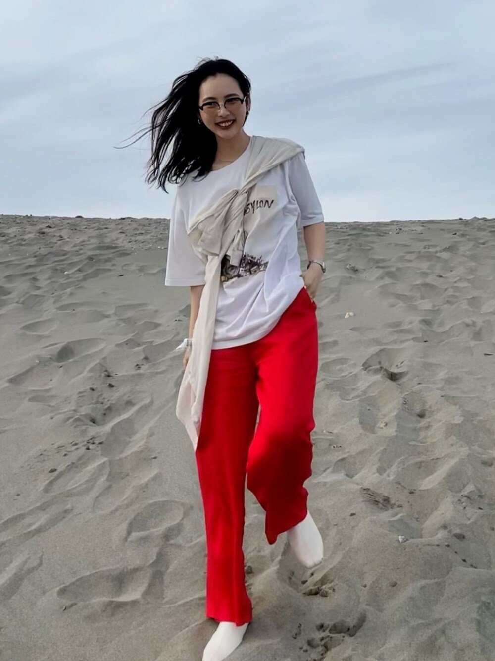 「シルバーアクセサリー、大人コーデ、赤、カラーパンツ、白Tシャツ、サングラス、めがね、春コーデ、いいね、save、フォローお願いします🤑、これが私をアゲる服」｜「NOISE MAKERのPeacock pattern Wide pants/クジャク柄ジャガード織ワイドパンツ（その他パンツ、レッド系）」を使った、lisaさん（レディース・164cm）の春コーディネートの1枚目の写真