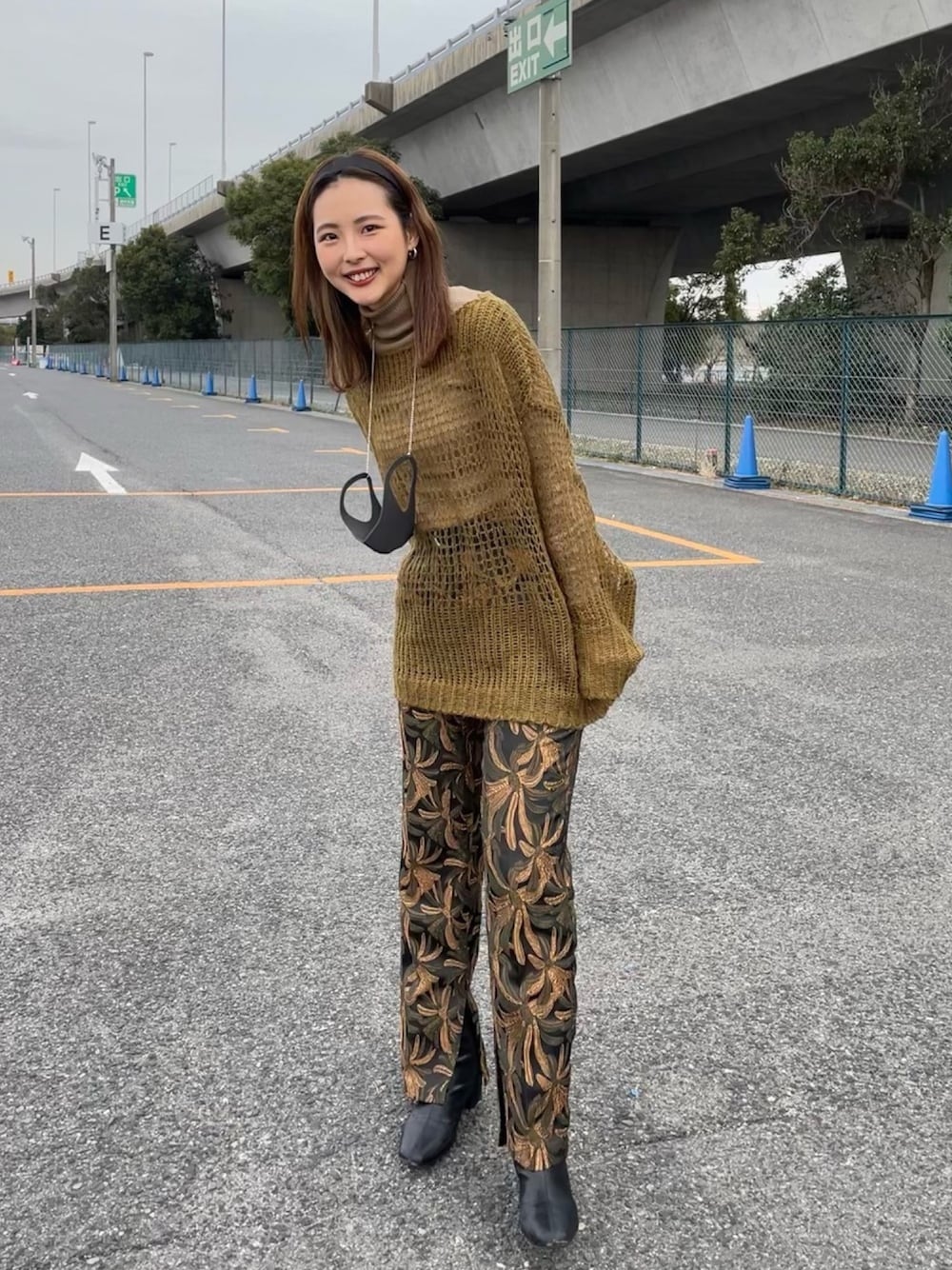 「カーキ、柄パンツ、お洒落さんとつながりたい、いいね、save、フォローお願いします🤑、レイヤードスタイル、着回しコーデ、きれいめカジュアル、プチプラコーデ、ショートブーツ、透かし編みニット」｜「TODAYFULのジャガードスリットトラウザース（その他パンツ、オレンジ系）」を使った、lisaさん（レディース・164cm）の春コーディネートの1枚目の写真