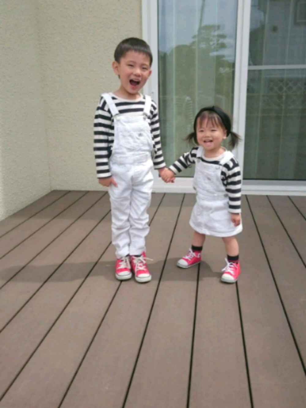 「おそろコーデ、コンバース、1歳、4歳」｜「CONVERSEのconverse(コンバース) BABY ALL STAR N Z(ベビーオールスターNZ)（スニーカー、レッド系）」を使った、mattiさん（キッズ・80cm）の春コーディネートの1枚目の写真