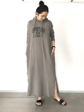 「ロゴパーカー」｜「アイテム（ワンピース/ドレス）」を使った、ヤコさん（レディース・163cm）の秋コーディネート