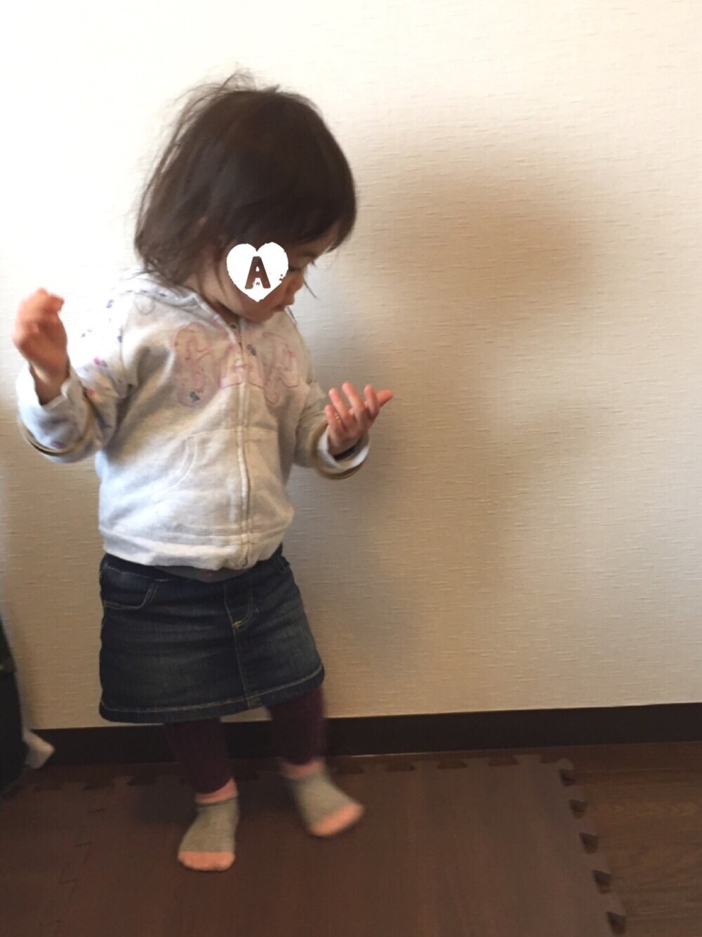 「1歳、1歳7ヶ月、キッズコーデ、パーカー」｜「babyGAPのアイテム（パーカー、グレー系）」を使った、★app@chi★さん（キッズ・80cm）の春コーディネートの1枚目の写真
