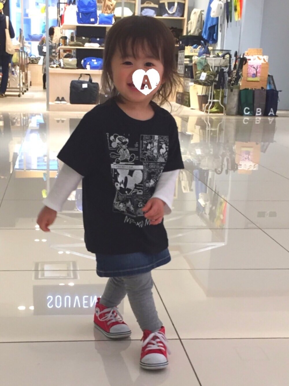 ブラック系のTシャツ/カットソー、ホワイト系のTシャツ/カットソー、ブルー系のデニムスカートを着用したキッズの春コーディネートの1枚目の写真