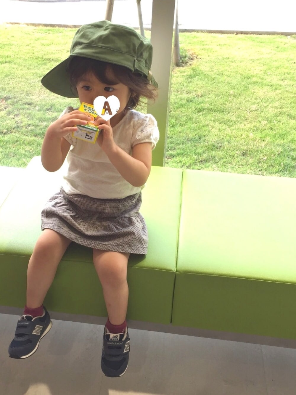 ホワイト系のTシャツ/カットソー、グレー系のスカート、ブルー系のスニーカーを着用したキッズの夏コーディネートの1枚目の写真