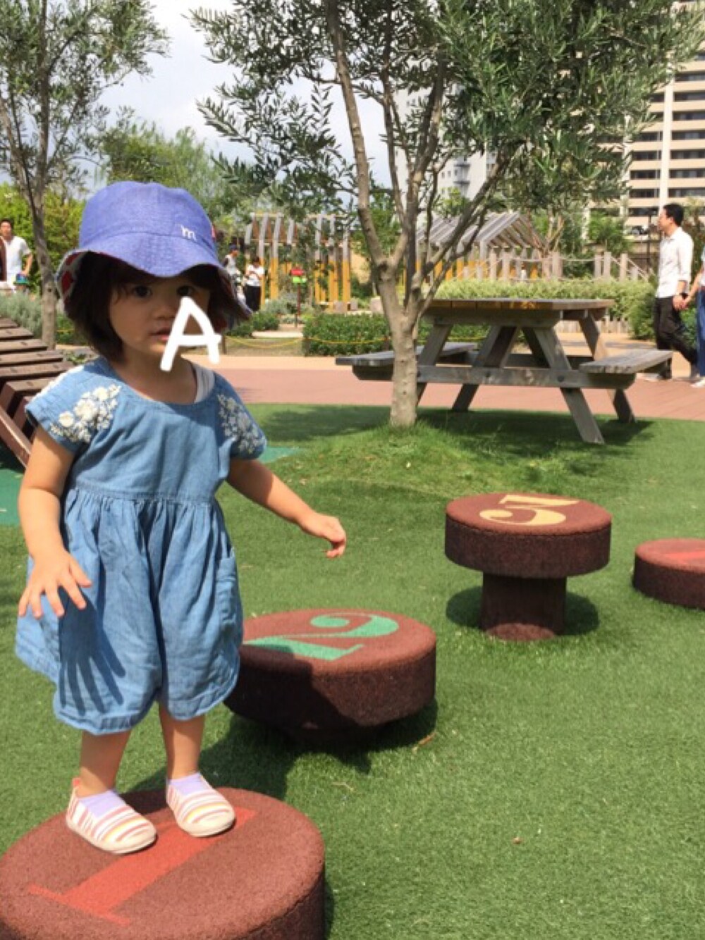 ブルー系のワンピース/ドレス、その他のシューズ、ブルー系の帽子を着用したキッズの夏コーディネートの1枚目の写真