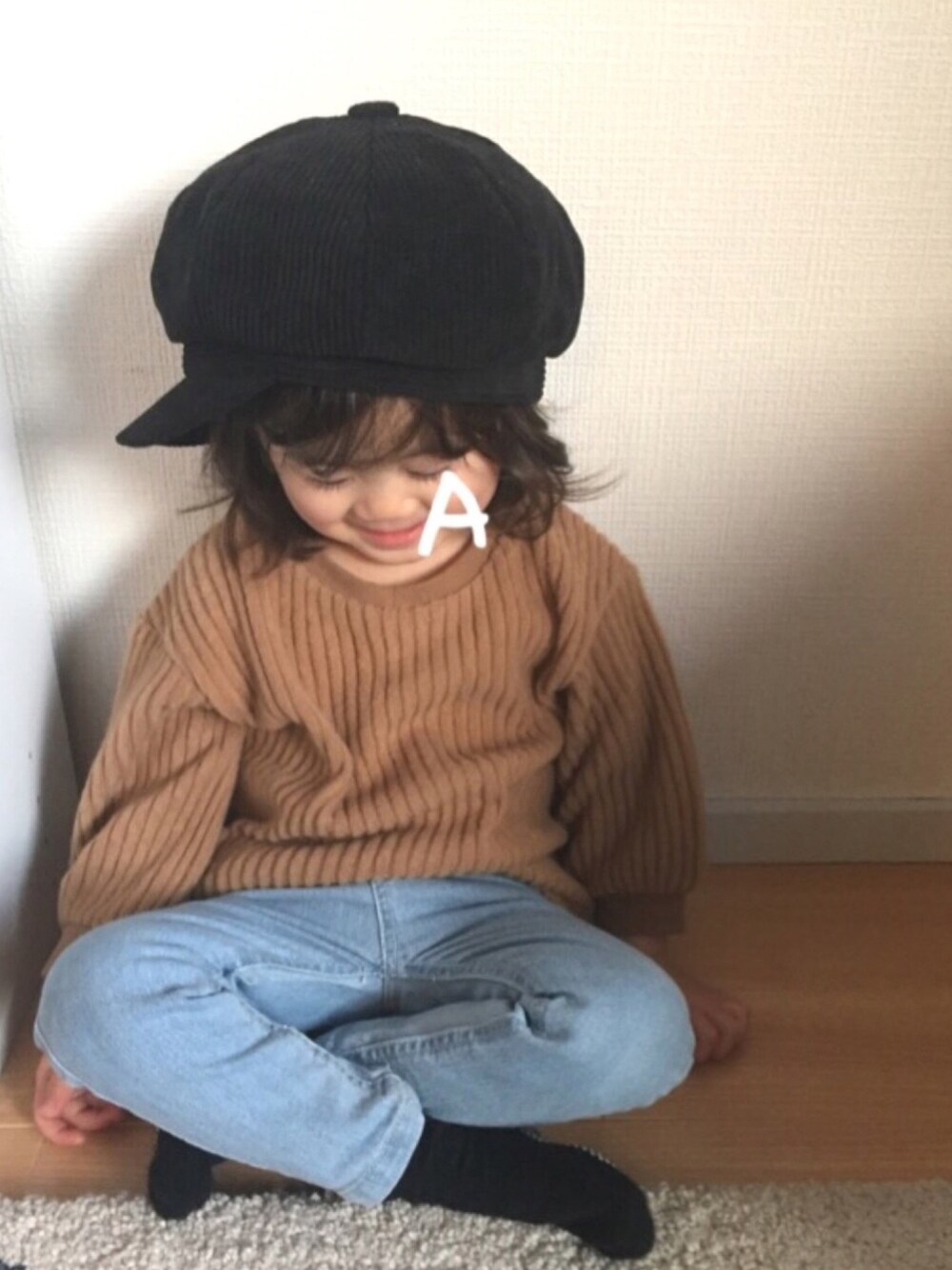 イエロー系のスウェット、ブルー系のデニムパンツ、ベージュ系のスウェットを着用したキッズの冬コーディネートの1枚目の写真