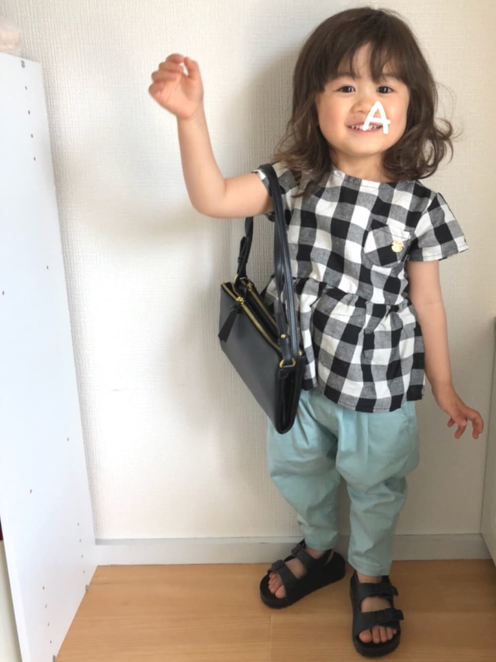ブラック系のシャツ/ブラウス、ブルー系のその他パンツ、ブラック系のサンダルを着用したキッズの春コーディネートの1枚目の写真