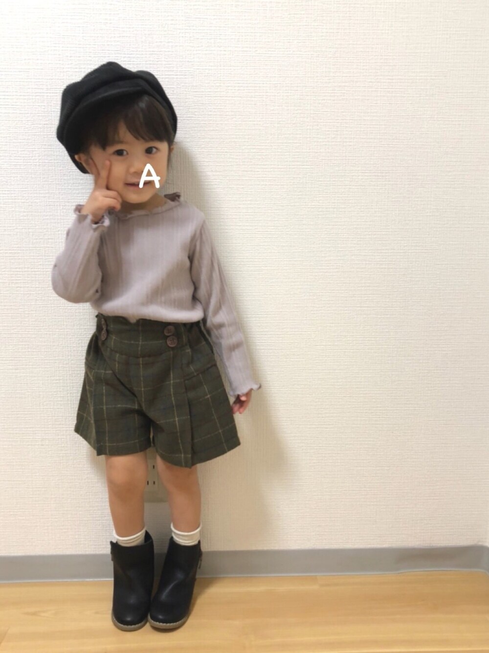 「秋コーデ、ラブアンドピース2018、3歳、３歳２ヶ月、リブトップス、フリル、チェックパンツ、monmimi、ブーツ、秋のブラウンスタイル」｜「3coinsのアイテム（キャスケット、ブラック系）」を使った、★app@chi★さん（キッズ・90cm）の秋コーディネートの1枚目の写真