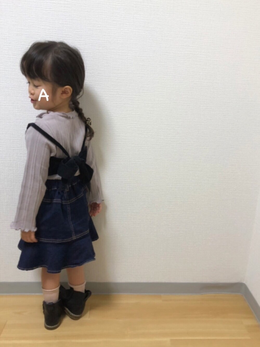 「3歳、3歳４ヶ月、ビスチェ、hokkoriko、フリルトップス、マーメイドスカート、デニムスカート、ブーツ、レオパード、ラメソックス」｜「hokkorikoのアイテム（トップス、ブラック系）」を使った、★app@chi★さん（キッズ・90cm）の秋コーディネートの1枚目の写真