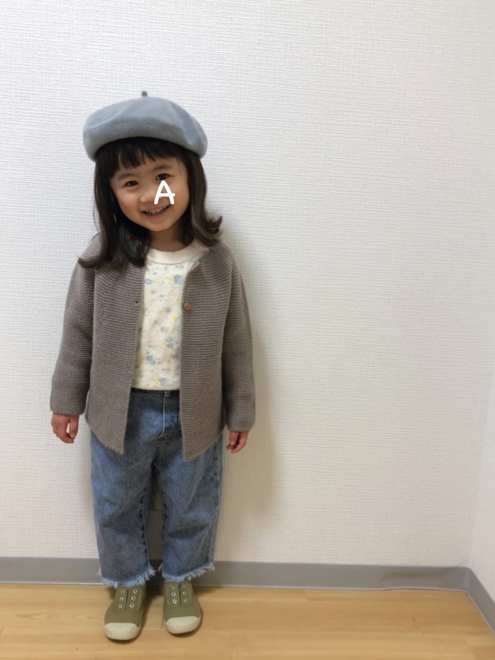 「3歳、3歳6ヶ月、ベレー帽、カーディガン、ワッフル、花柄、切りっぱなしデニム、デニム、monmimi、ZARA」｜「3coinsのアイテム（ハンチング/ベレー帽、ベージュ系）」を使った、★app@chi★さん（キッズ・90cm）の冬コーディネートの1枚目の写真