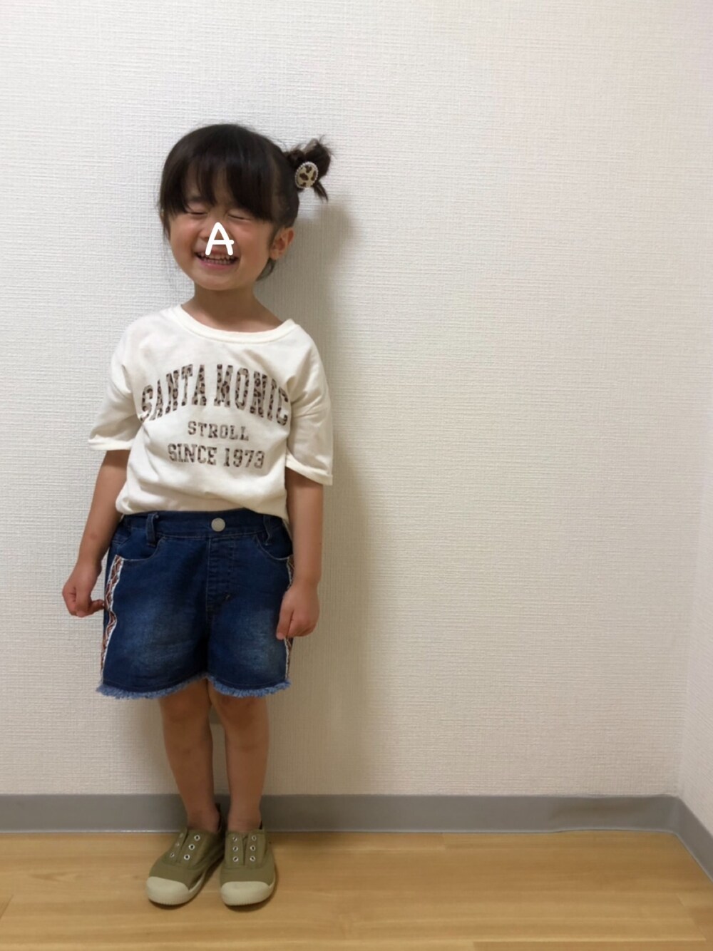 「3歳、3歳10ヶ月、レオパード、おだんごヘアー、オフホワイト、Tシャツ、デニムショートパンツ、フリンジ、スニーカー、バースデイ」｜「SUNNYのアイテム（ヘアゴム、ベージュ系）」を使った、★app@chi★さん（キッズ・100cm）の夏コーディネートの1枚目の写真