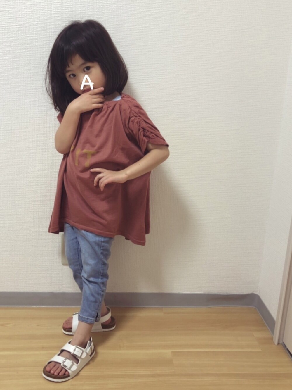 「3歳、３歳11ヶ月、変形トップス、デニムパンツ、カプリパンツ、サンダル、ビッグシルエット」｜「A BONDのドルマンスモック（XS・S・M）（シャツ/ブラウス、ピンク系）」を使った、★app@chi★さん（キッズ・100cm）の夏コーディネートの1枚目の写真