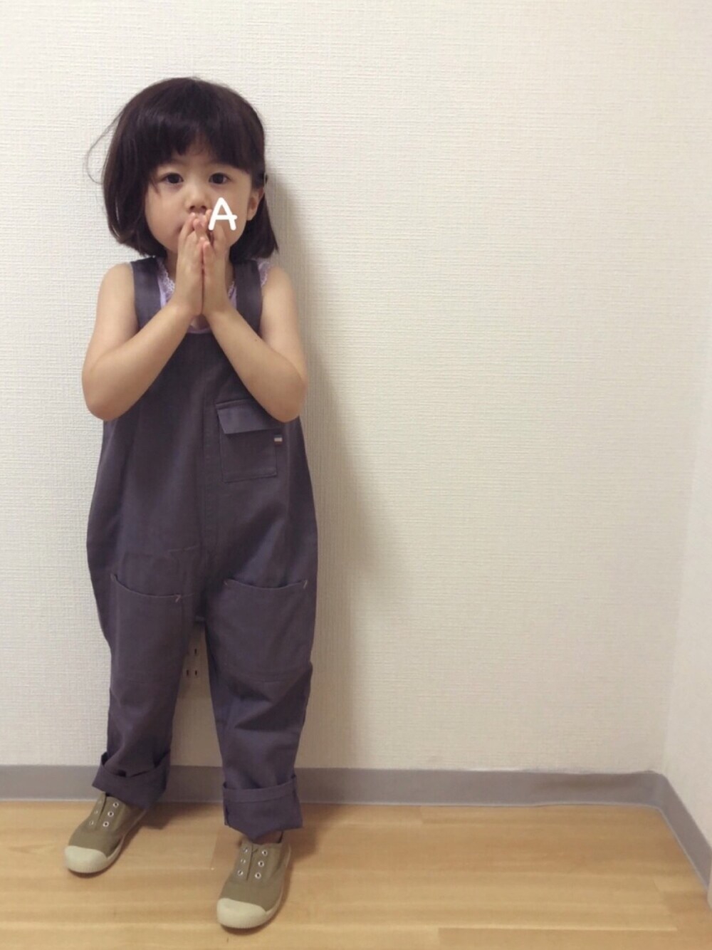 「4歳、４歳１ヶ月、ヘアアクセ、タンクトップ、サロペット、グレー、バースデイ、スニーカー」｜「3coinsのアイテム（バレッタ/ヘアクリップ、ベージュ系）」を使った、★app@chi★さん（キッズ・100cm）の夏コーディネートの1枚目の写真