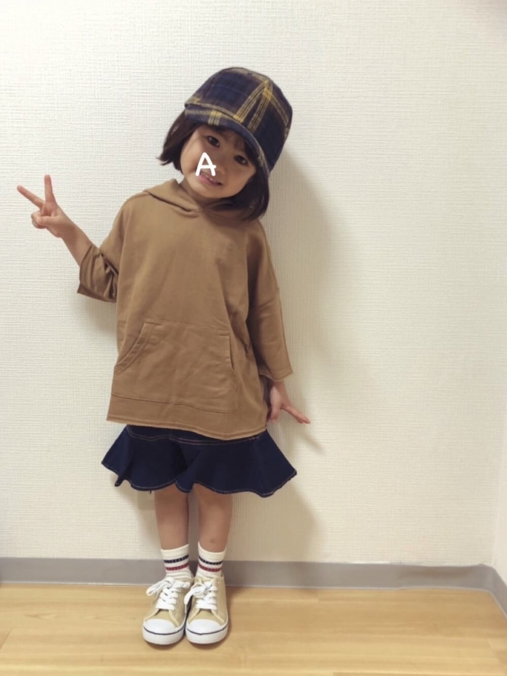 「ラブアンドピース2019、4歳、４歳１ヶ月、キャップ、3coins、パーカー、切りっぱなし、マーメイドスカート、デニムスカート、ラインソックス」｜「3coinsのアイテム（キャップ、ブルー系）」を使った、★app@chi★さん（キッズ・100cm）の秋コーディネートの1枚目の写真