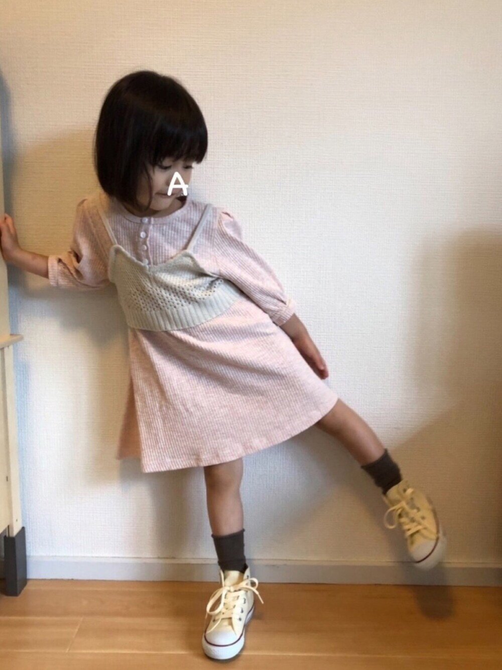「4歳、4歳２ヶ月、ワンピース、ピンク、七分袖、サーマル、ビスチェ、ハイカットスニーカー、ガーリー」｜「petit mainのかぎ針ビスチェ付７分袖ワンピース（ワンピース、ピンク系）」を使った、★app@chi★さん（キッズ・100cm）の秋コーディネートの1枚目の写真