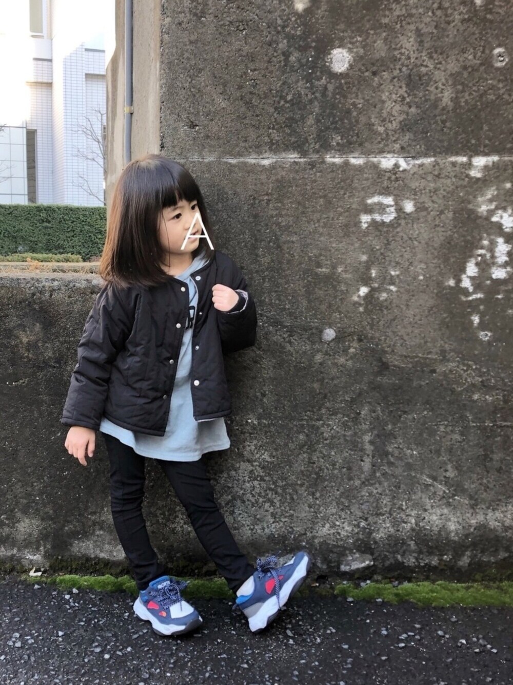 ブラック系のブルゾン、ブルー系のトップス、ブラック系のその他パンツを着用したキッズの冬コーディネートの1枚目の写真