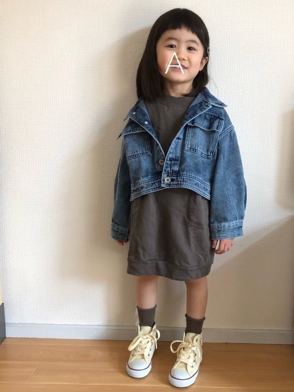 「4歳、ヘアアクセ、3coins、デニムジャケット、コクーンシルエット、GU、スウェットワンピース、ハイカットスニーカー、converse」｜「3coinsのアイテム（バレッタ/ヘアクリップ、ベージュ系）」を使った、★app@chi★さん（キッズ・100cm）の春コーディネートの1枚目の写真