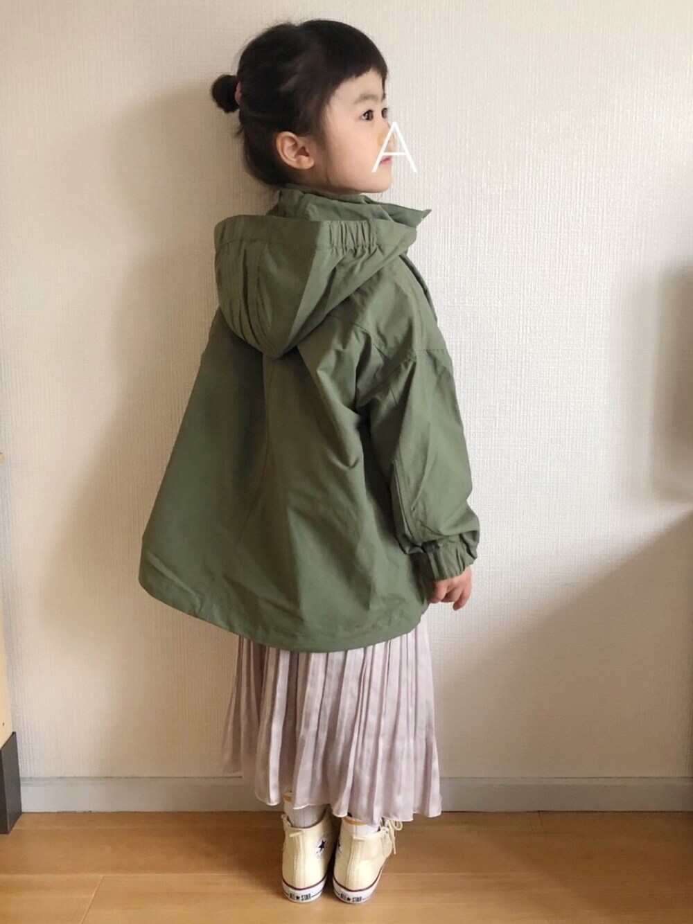 「パステル映える春、桜もちコーデフェス2020、4歳、マウンテンパーカー、プリーツスカート、ハイカットスニーカー、converse、おだんごヘアー、カーキ×ピンク」｜「LOWRYS FARMのウォータープルーフマンパ　861644（マウンテンパーカー、グリーン系）」を使った、★app@chi★さん（キッズ・100cm）の春コーディネートの1枚目の写真