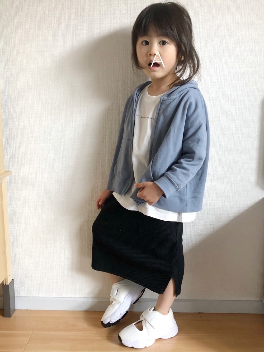 ブルー系のパーカー、ホワイト系のTシャツ/カットソー、ブラック系のスカートを着用したキッズの春コーディネートの1枚目の写真