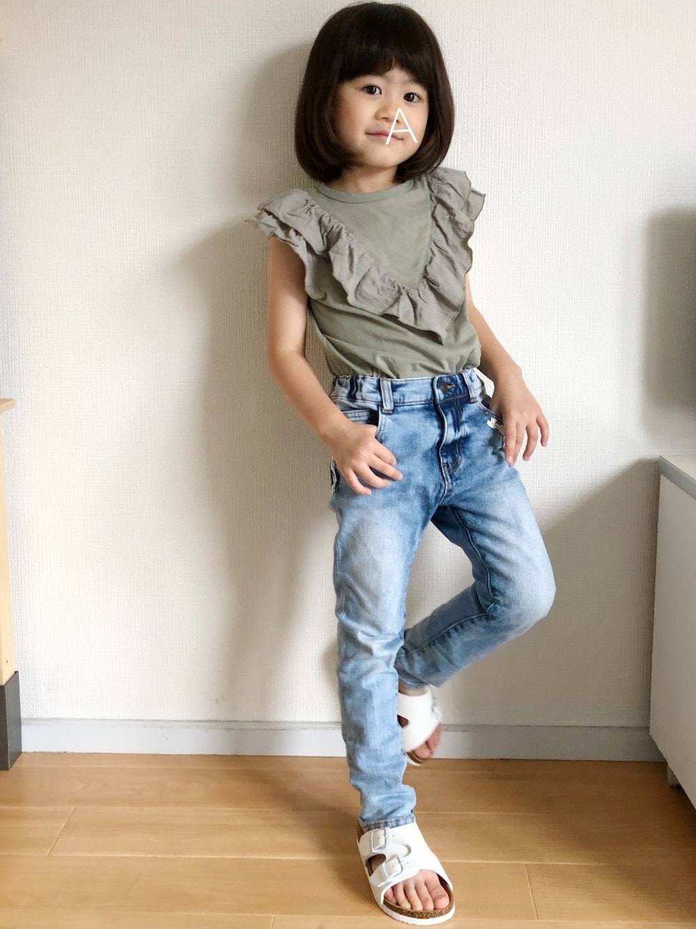 グリーン系のシャツ/ブラウス、ブルー系のデニムパンツ、ホワイト系のサンダルを着用したキッズの夏コーディネートの1枚目の写真