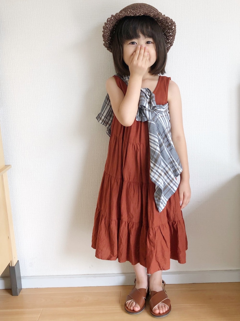 ブラウン系のシャツ/ブラウス、ブラウン系のワンピース、ブラウン系のサンダルを着用したキッズの夏コーディネートの1枚目の写真