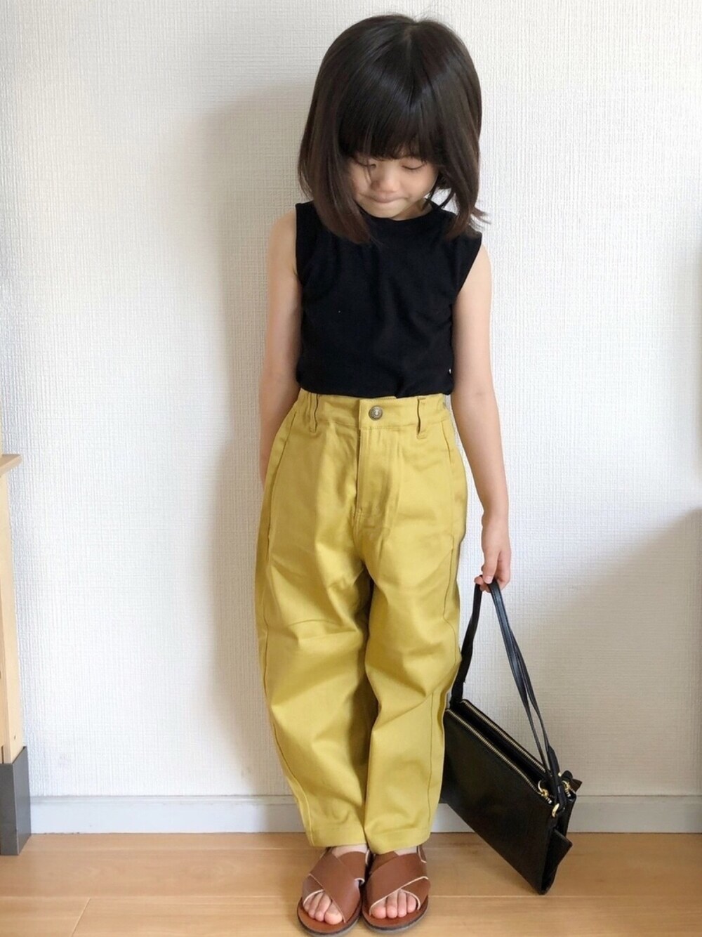 「5歳、タンクトップ、カーブパンツ、バナナパンツ、Branshes、サンダル、ショルダーバッグ、タックイン」｜「BRANSHESのシンプルタンクトップ（タンクトップ、ブラック系）」を使った、★app@chi★さん（キッズ・100cm）の夏コーディネートの1枚目の写真