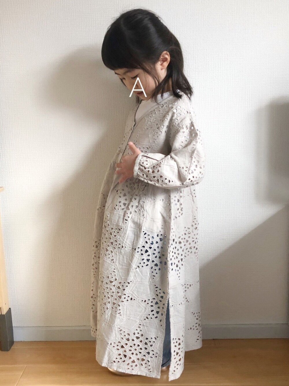 ホワイト系のTシャツ/カットソー、ブルー系のデニムパンツ、ゴールド系のバレエシューズを着用したキッズの春コーディネートの1枚目の写真