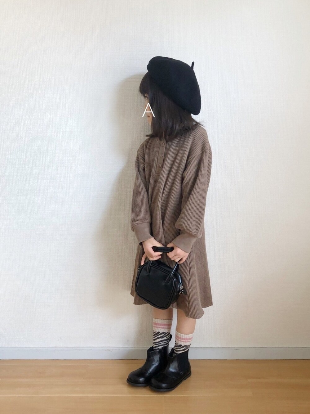 「ブラウン、5歳、ベレー帽、ワンピース、ワッフル、Branshes、ゼブラ柄、アニマル、ブーツ、ブラック」｜「petit mainのロゴ入りベレー帽（ハンチング/ベレー帽、ブラック系）」を使った、★app@chi★さん（キッズ・100cm）の秋コーディネートの1枚目の写真