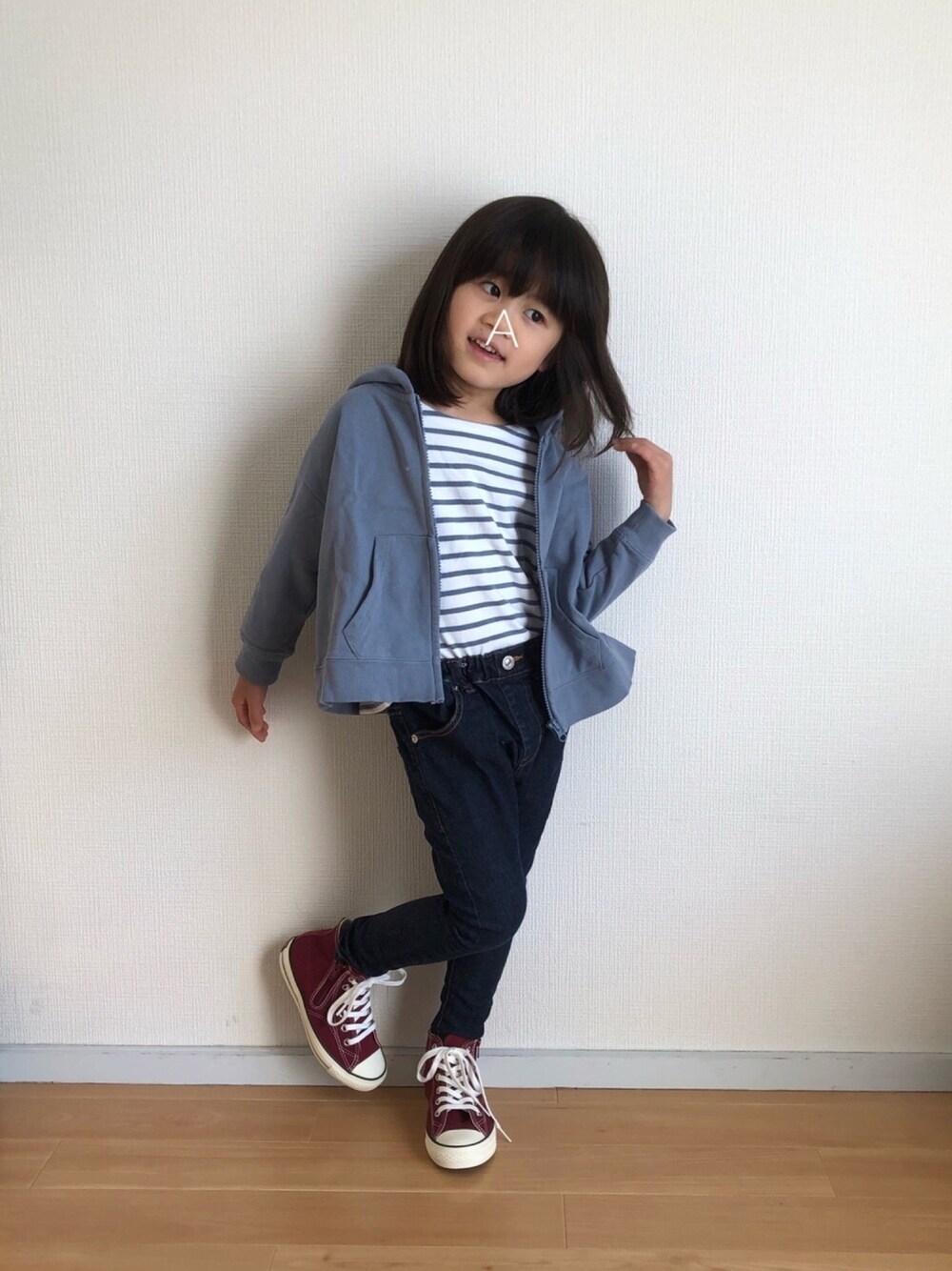 ブルー系のパーカー、ブルー系のTシャツ/カットソー、ブルー系のデニムパンツを着用したキッズの秋コーディネートの1枚目の写真