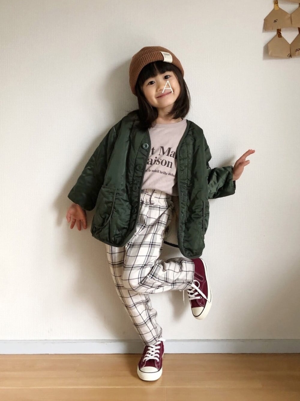 ホワイト系のブルゾン、ホワイト系のTシャツ/カットソー、ホワイト系のパンツを着用したキッズの冬コーディネートの1枚目の写真