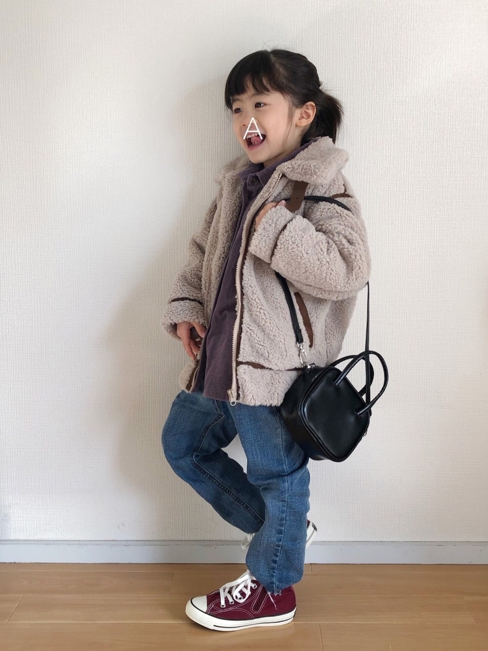 ブラウン系のブルゾン、パープル系のシャツ/ブラウス、ブルー系のデニムパンツを着用したキッズの冬コーディネートの1枚目の写真