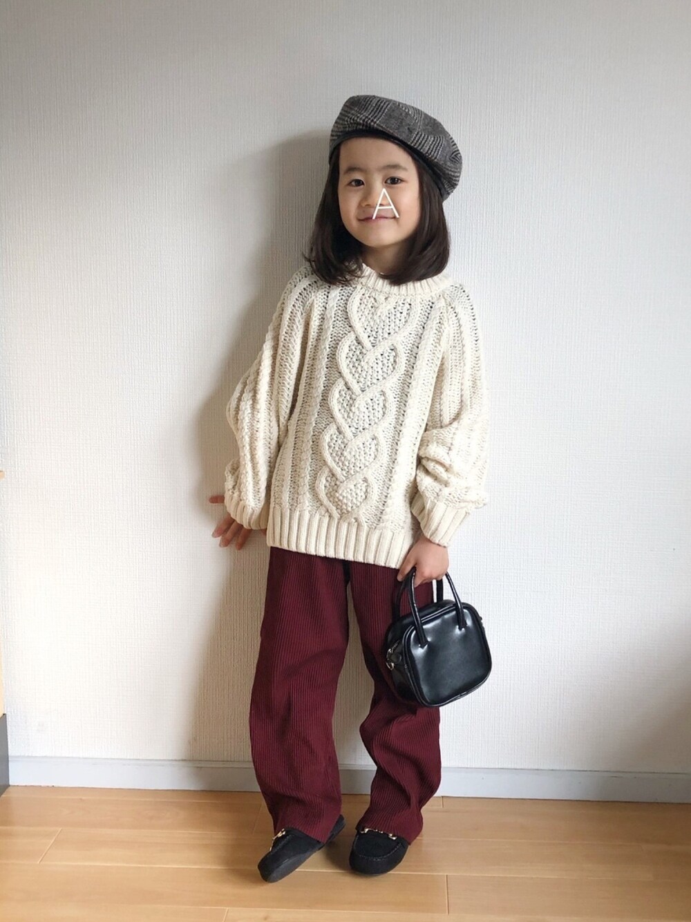 「年末WEAR感謝祭、ケーブルニット、5歳、ホワイトコーデ、クリスマス、ベレー帽、チェック、リブパンツ、ローファー、ハンドバッグ」｜「petit mainのパイピングベレー帽（ハンチング/ベレー帽、ブラウン系）」を使った、★app@chi★さん（キッズ・110cm）の冬コーディネートの1枚目の写真