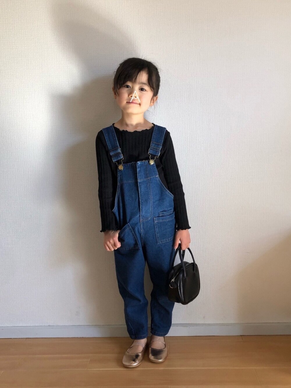 「5歳、ブラック、デニムサロペット、サロペット、韓国子供服、バレエシューズ、ゴールド、ハンドバッグ、petit main」｜「BRANSHESのテレコ長袖Tシャツ（Tシャツ/カットソー、ブラック系）」を使った、★app@chi★さん（キッズ・110cm）の冬コーディネートの1枚目の写真