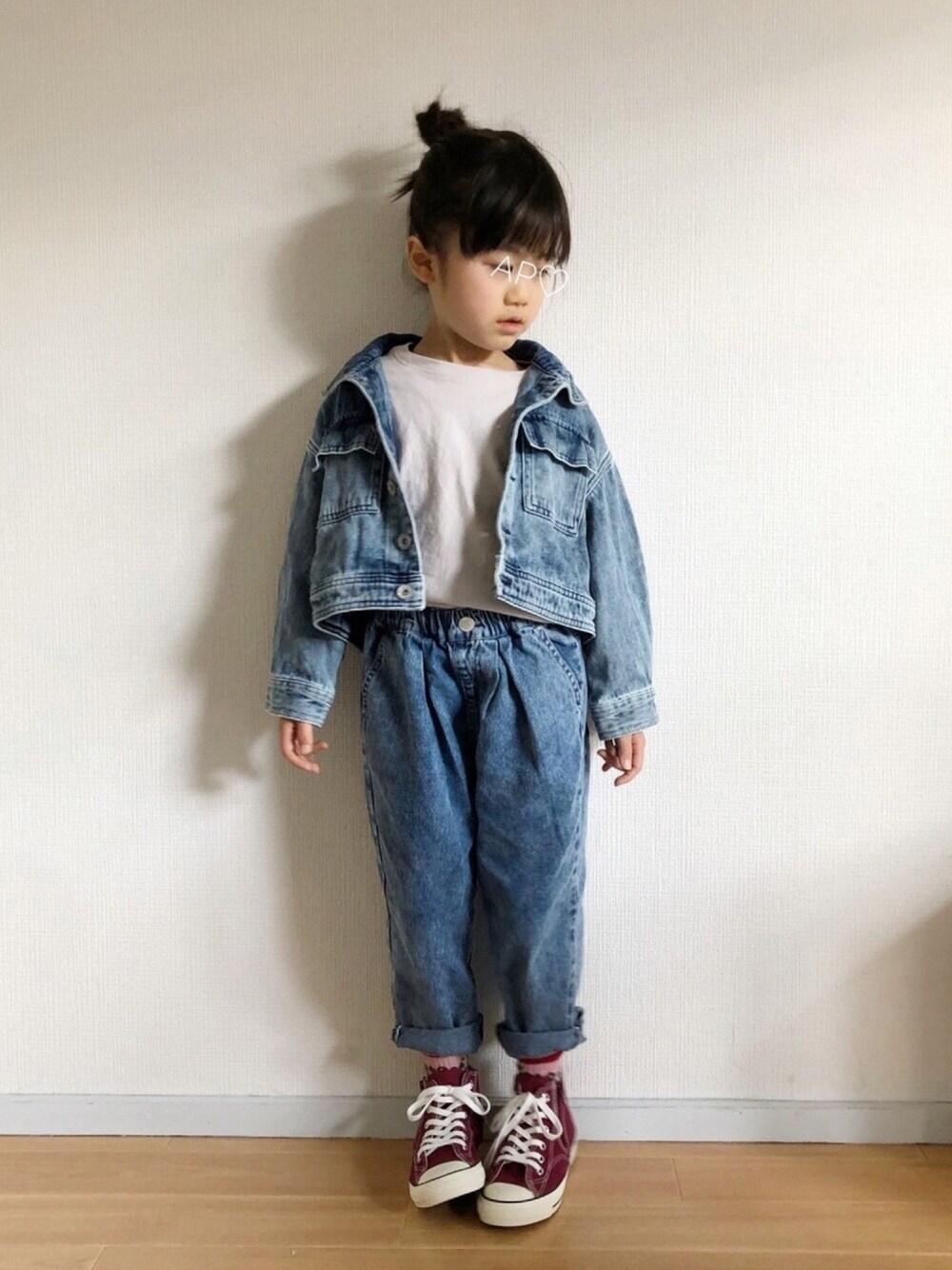 ブルー系のデニムジャケット、グレー系のTシャツ/カットソー、ブルー系のデニムパンツを着用したキッズの冬コーディネートの1枚目の写真