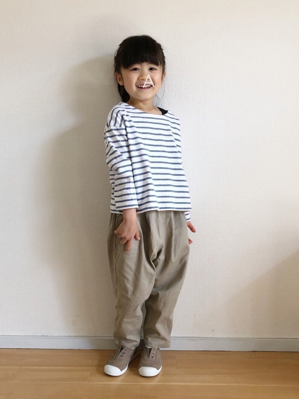 ブルー系のTシャツ/カットソー、ベージュ系のその他パンツ、ベージュ系のスリッポンを着用したキッズの春コーディネートの1枚目の写真