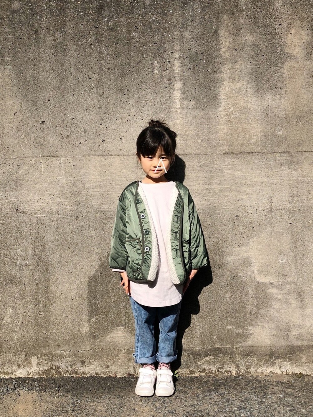 「キルティングジャケット、5歳、リバーシブル、ロンT、デニムパンツ、ロールアップ、レオパード、スニーカー、NIKE、カジュアルコーデ」｜「LOWRYS FARMのリバーシブルボアブルゾン/KIDS　847185（ブルゾン、ホワイト系）」を使った、★app@chi★さん（キッズ・110cm）の春コーディネートの1枚目の写真