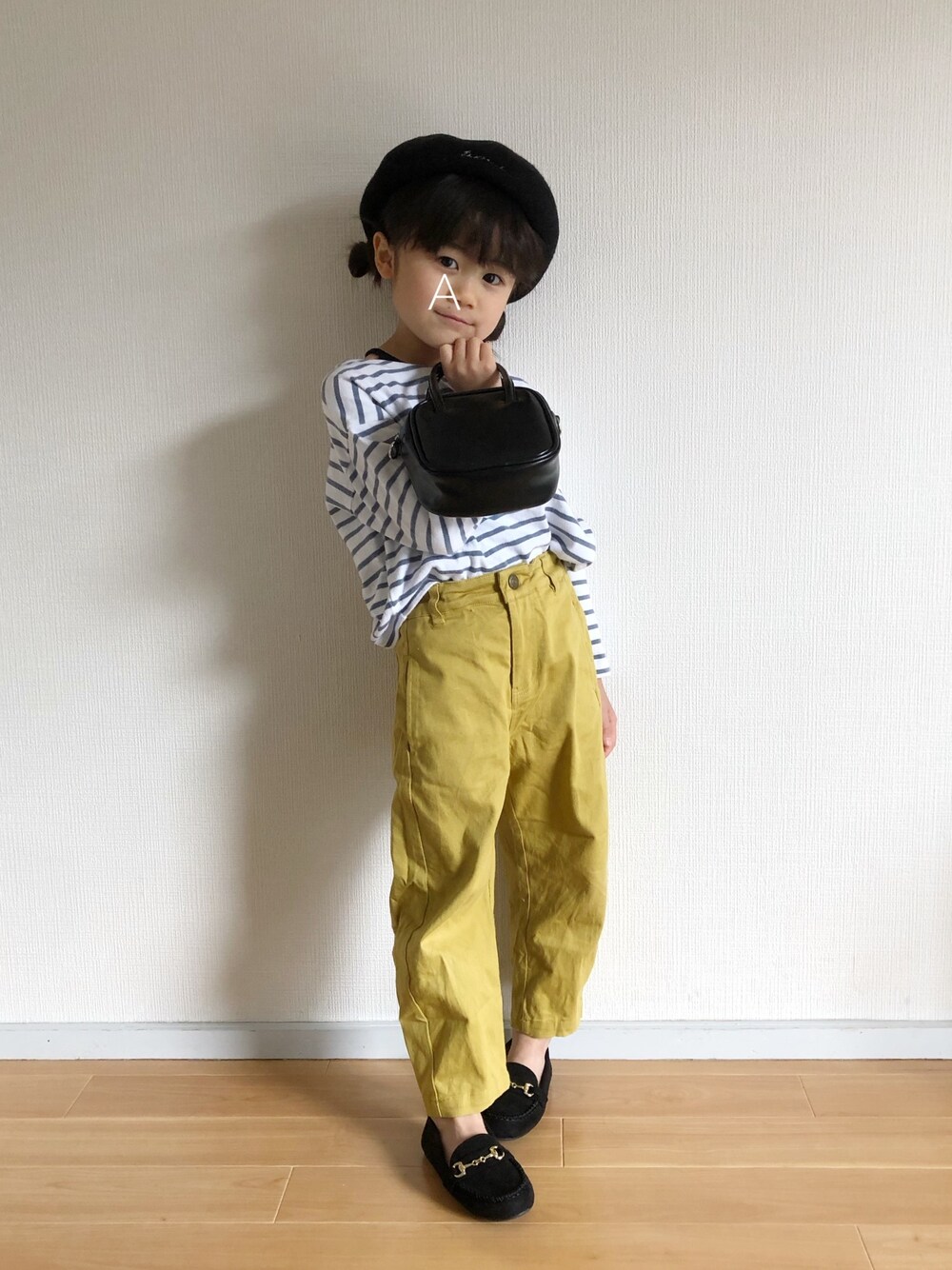 ブルー系のTシャツ/カットソー、イエロー系のその他パンツ、ブラック系のシューズを着用したキッズの春コーディネートの1枚目の写真